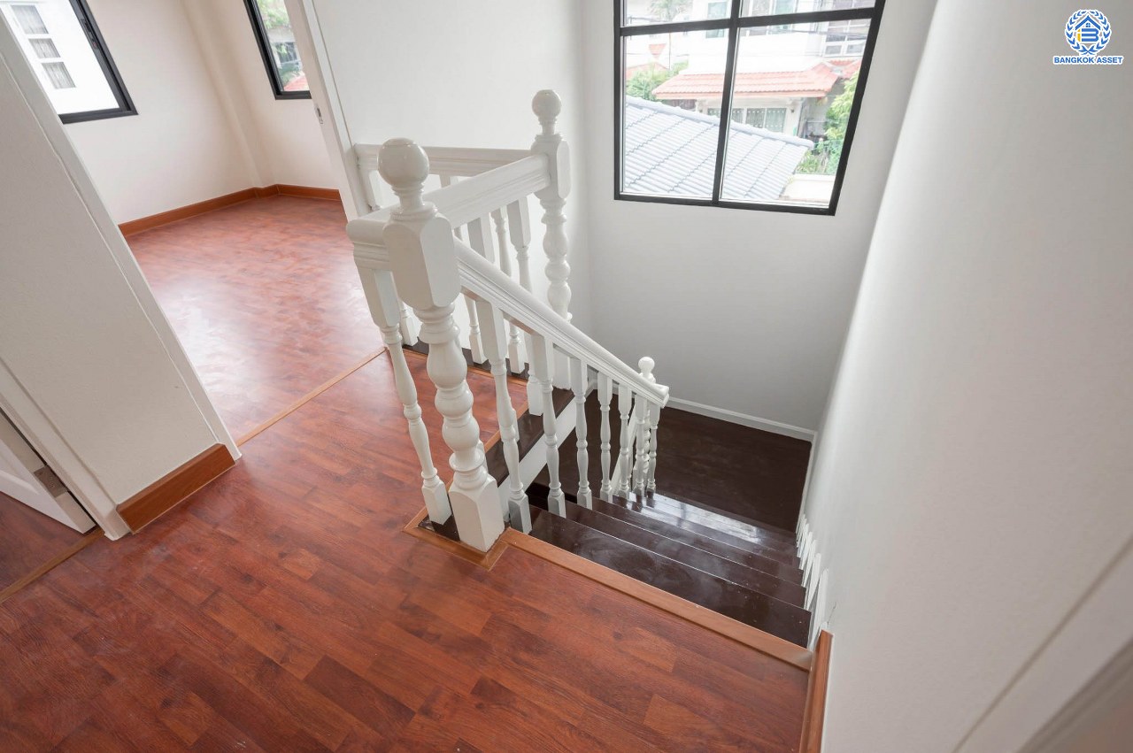 บ้านมือสองตกแต่งใหม่ โครงการ รติรมย์ 2 ราชพฤกษ์-กาญจนาภิเษก ซ.สวนผัก32 บ้านดีไซน์สวยพร้อมอยู่ เนื้อที่ 60 ตร.ว. ฟังก์ชัน 3 ห้องนอน 2 ห้องน้ำ 2 ที่จอดรถ บนทำเลศักยภาพ เชื่อมต่อหลายเส้นทางหลัก ใกล้ทางด่วน "ศรีรัช" และแหล่ง Community Mall ชั้นนำมากมาย